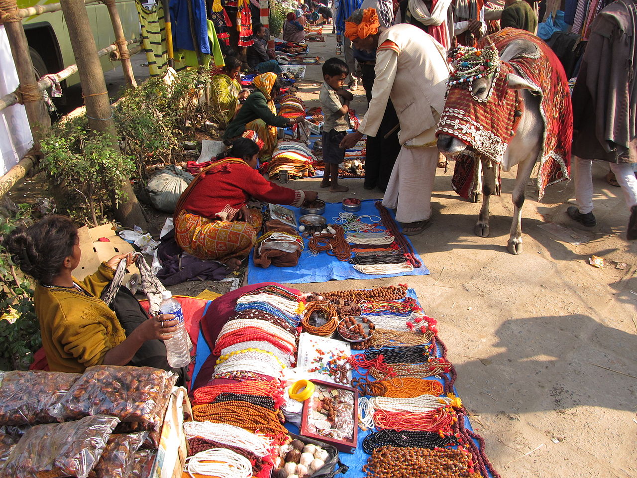 1280px-Ethnic_Ornaments_Hawkers_&_Religious_Ox_-_Gangasagar_Fair_Transit_Camp_-_Kolkata_2012-01-14_0783
