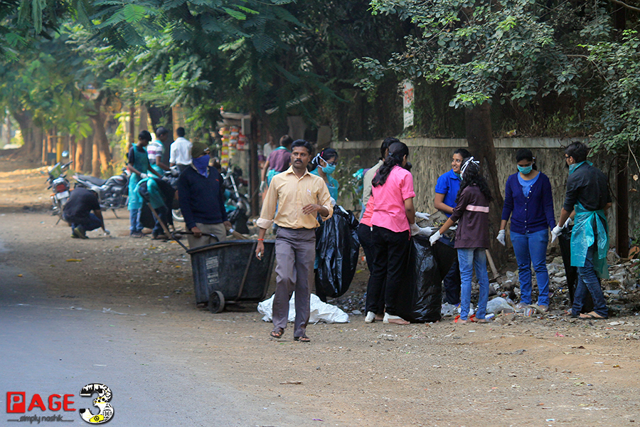 Volunteers t the cleanliness drive