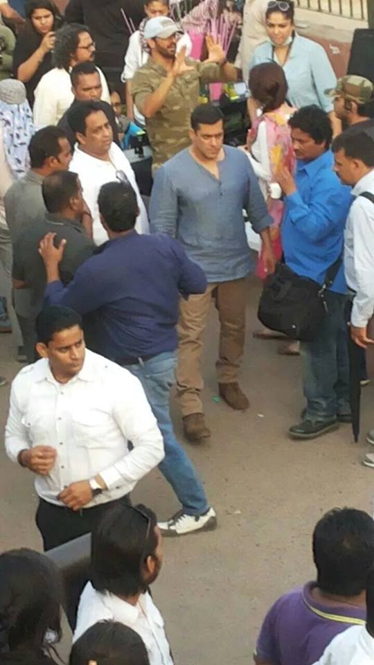 Salman Khan standing amidst the crew of the film